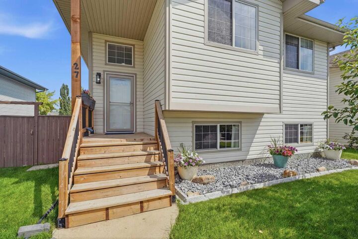 Property Photo:  27 Hallgren Drive  AB T4S 1W6 