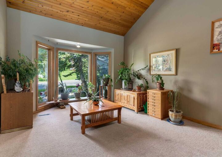 Property Photo:  224 Edgedale Drive NW  AB T3A 2R7 