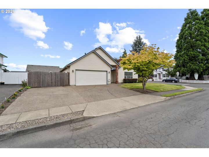 Property Photo:  556 SE 10th Ave  OR 97013 