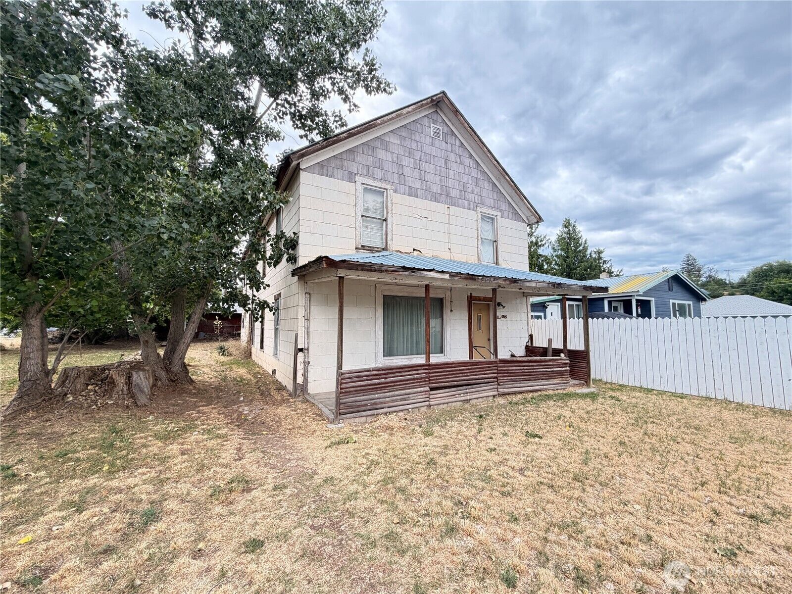 Property Photo:  1308  Juniper Street  WA 98844 