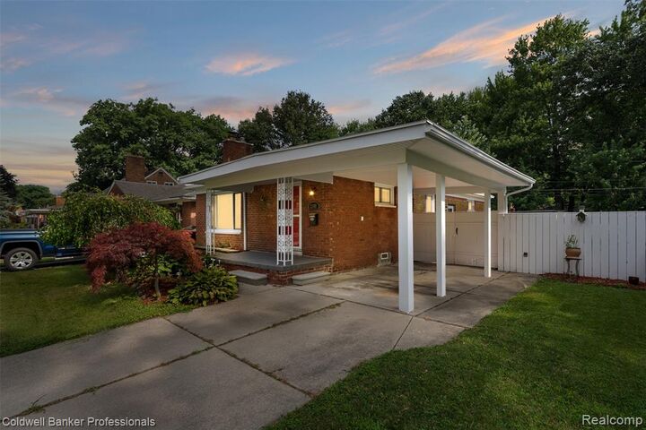Property Photo:  22101 Mauer Street  MI 48080 