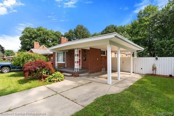 Property Photo: 22101 Mauer Street MI 48080