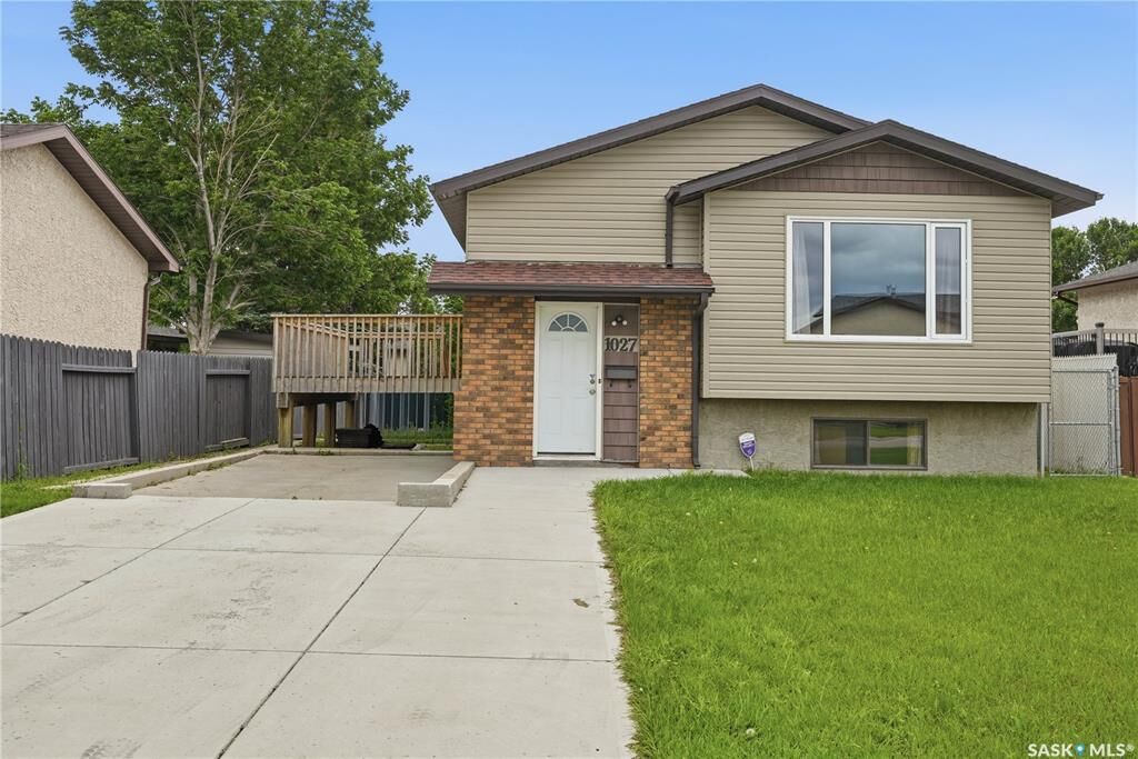 Property Photo:  1027 Victory Crescent  SK S4N 6X5 