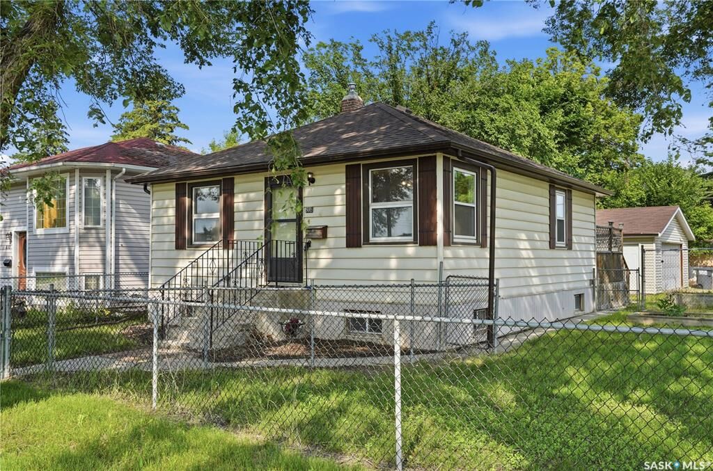 Property Photo: 806 L Avenue N SK S7L 2R4