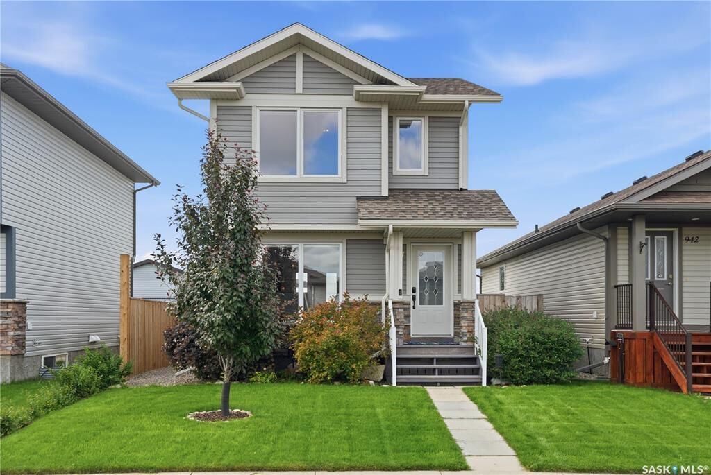 Property Photo:  944 Glenview Cove  SK S0K 0A2 