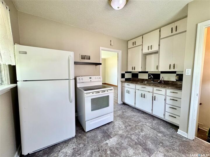Property Photo:  537 9th Street E  SK S6V 0Y4 