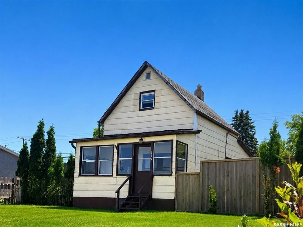 Property Photo:  119 Home Street W  SK S6H 4X3 