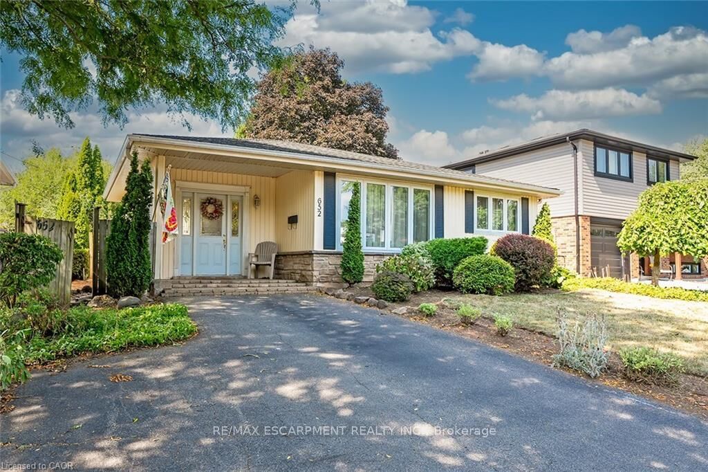 Property Photo: 652 Ardleigh Crescent ON L7L 4K8