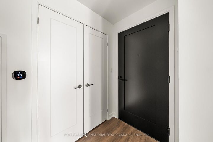 Property Photo: 88 Bathurst Street 1417 ON M5V 0W8