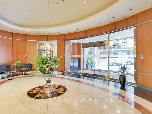 Property Photo: 1121 Bay Street 1907 ON M5S 3L9