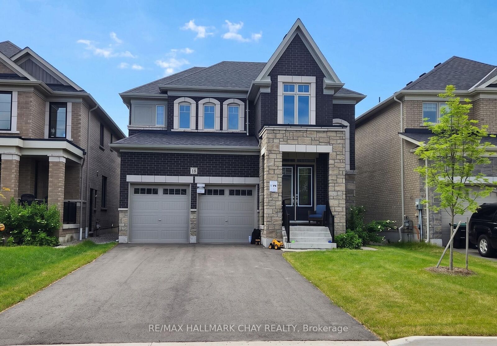 Property Photo:  18 Hummingbird Grove  ON L0G 1W0 