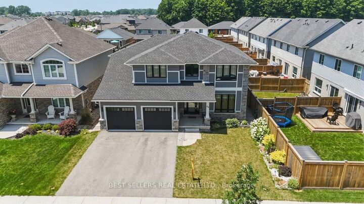 22 Weir Crescent — photo 1