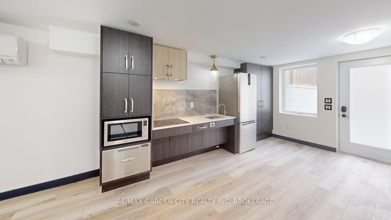 Property Photo: 670 Upper Wellington Street Main ON L9A 3R1