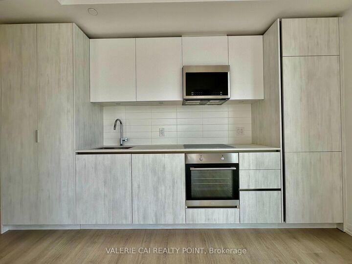 Property Photo:  28 Widmer Street 4829  ON M5V 0T2 