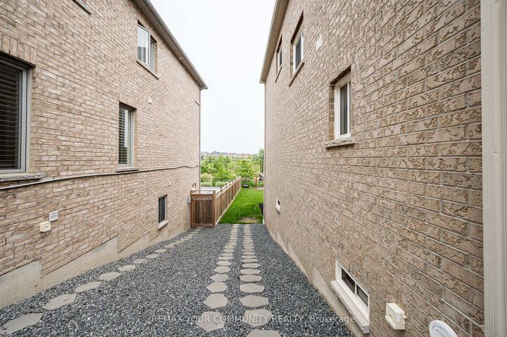 Property Photo:  176 Aishford Road Lower  ON L3Z 0P4 