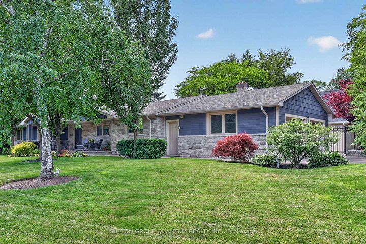 Property Photo:  2233 Oneida Crescent  ON L5C 1V7 