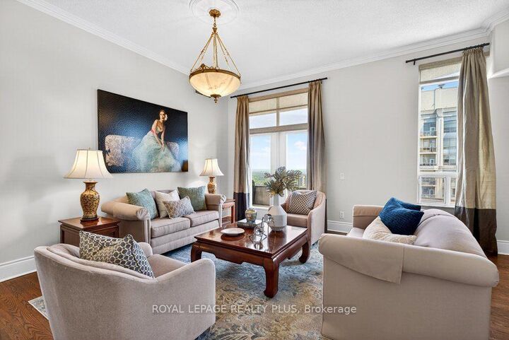 Property Photo: 35 Kingsbridge Garden Circle Tph4 ON L5R 3Z5