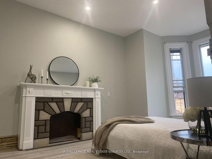 Property Photo:  206 Carlton Street 202  ON M5A 2L1 
