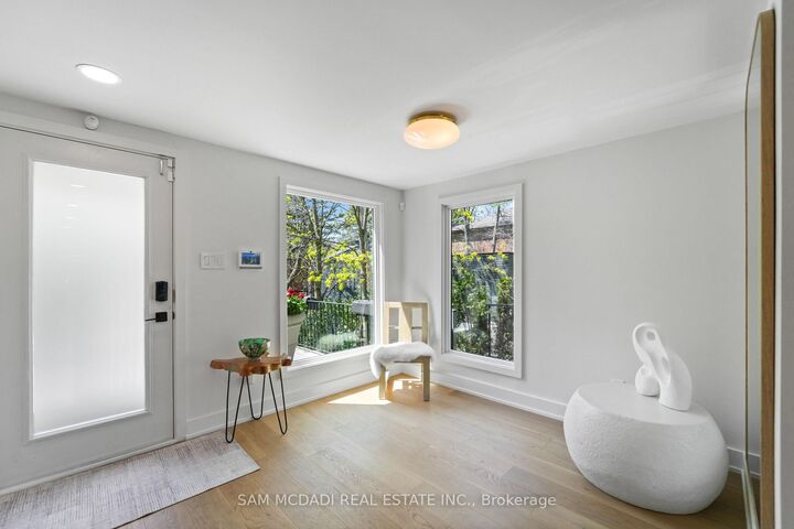 Property Photo: 1273 Queen Victoria Avenue ON L5H 3H2
