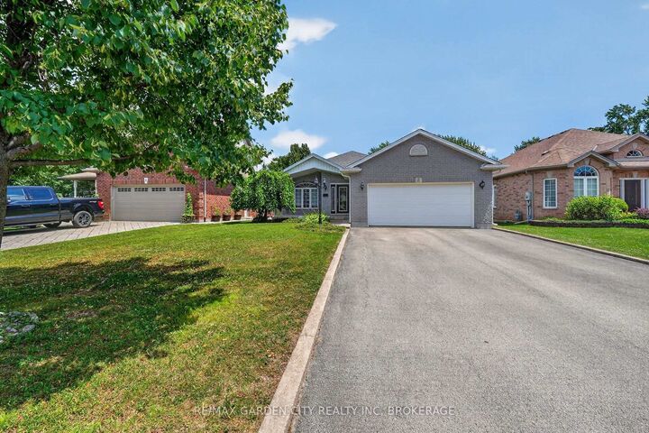 Property Photo: 5 Green Pointe Drive ON L3C 6Y2