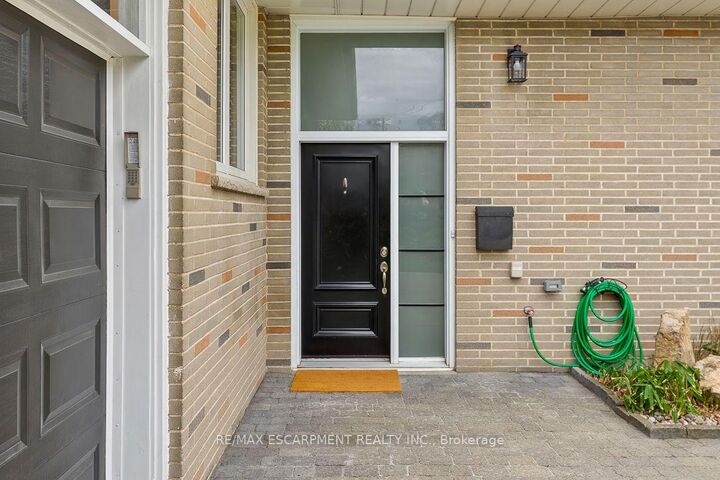 Property Photo: 1548 Wembury Road ON L5J 2L9