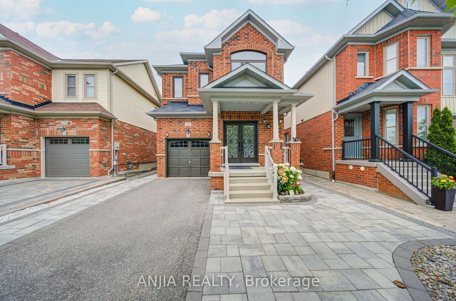 Property Photo:  106 Vera Lynn Crescent  ON L4A 0X6 