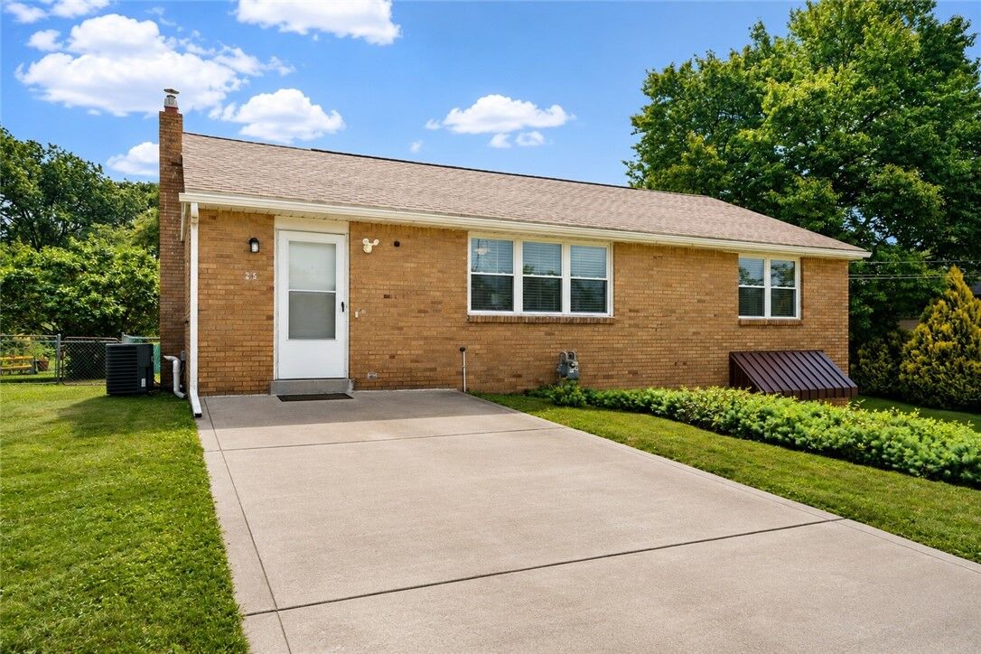 Property Photo:  25 Magee Dr  PA 15644 
