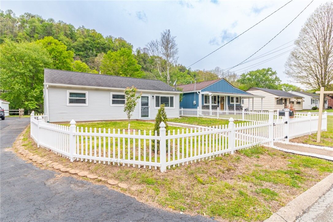 Property Photo:  2873 N Meadow St  PA 15065 