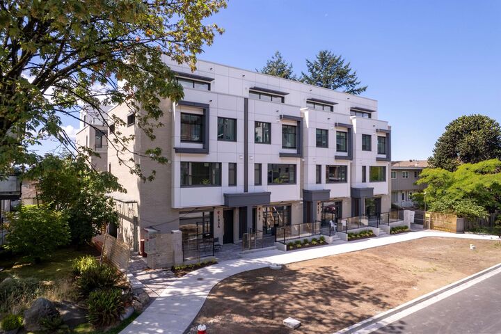 Property Photo: 433 E 3rd Street 103 BC V7L 1G3