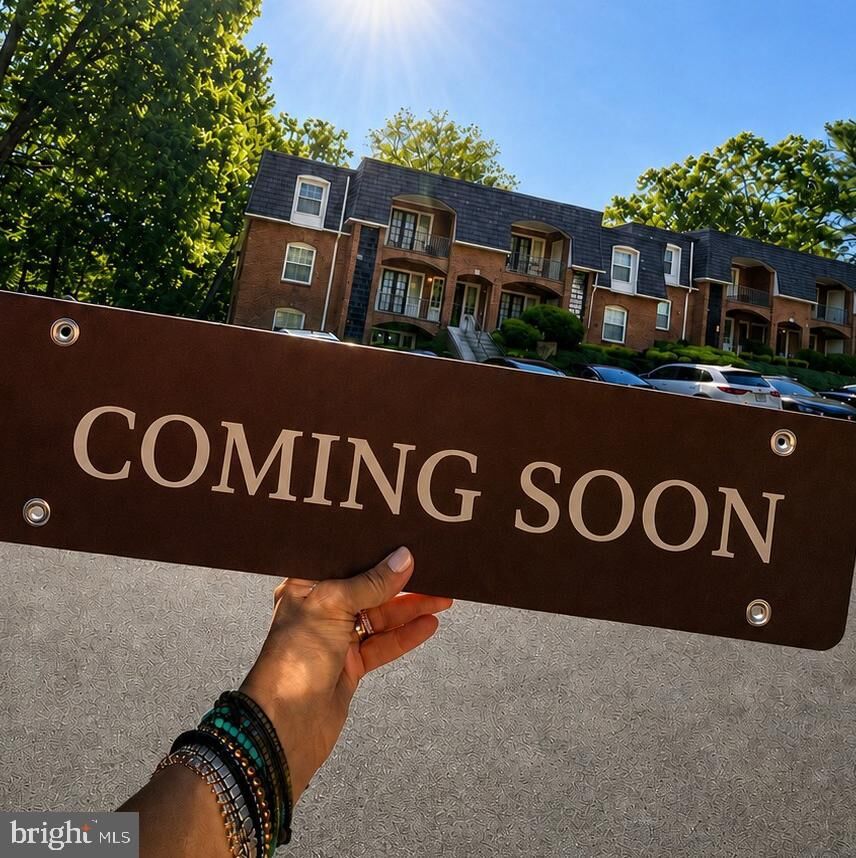 Property Photo: 5913 Prince James Drive I (Eye) VA 22152