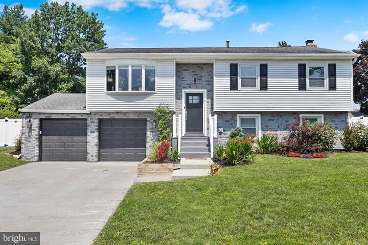 Property Photo:  6 Independence Drive  NJ 08505 