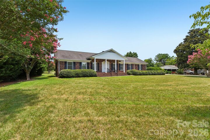 Property Photo:  404 N Greenbriar Road  NC 28625 