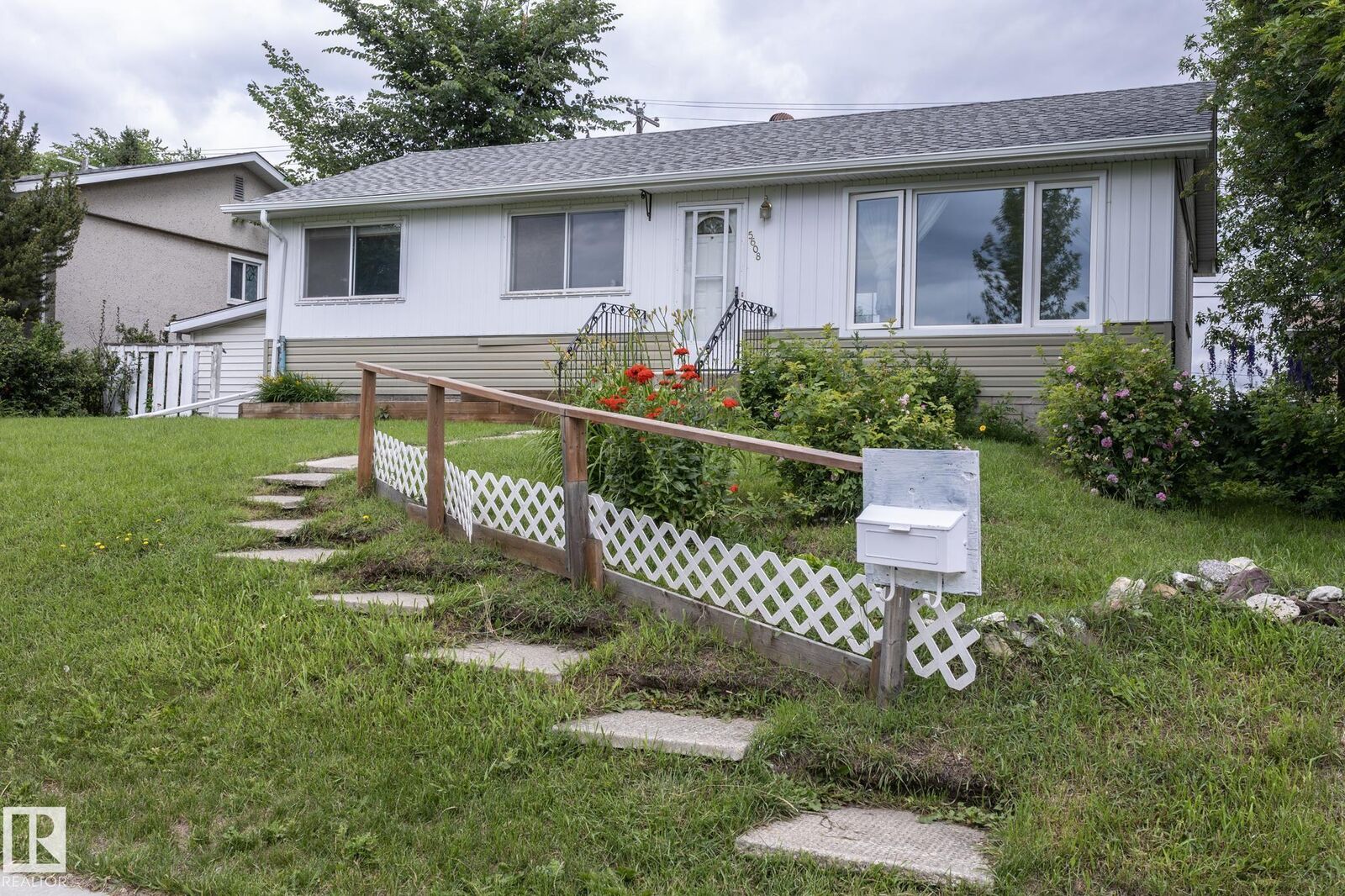 Property Photo: 5608 122 Avenue NW AB T5W 1S5