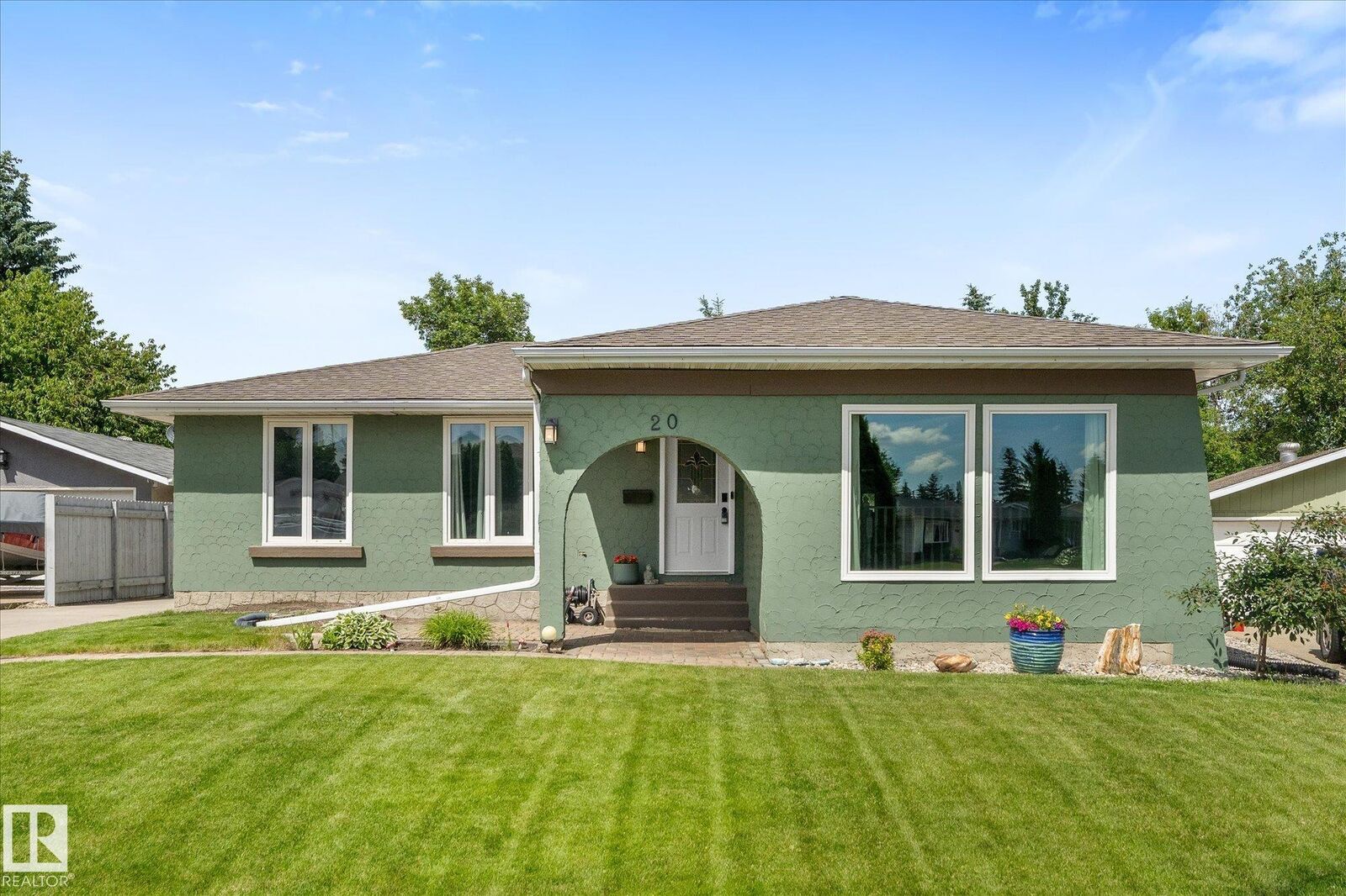 Property Photo:  20 Galen Crescent  AB T8N 2L2 