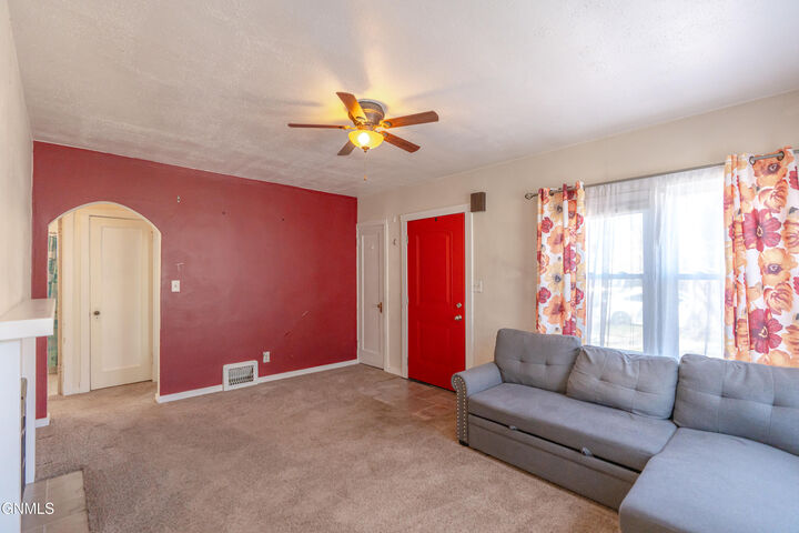Property Photo: 909 E Avenue E ND 58501