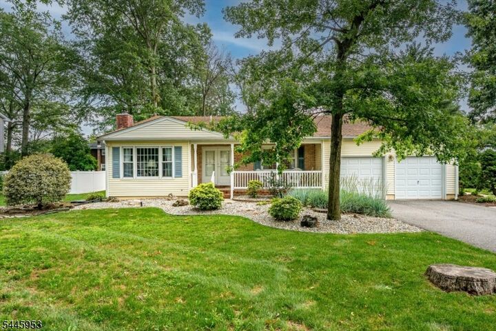 Property Photo:  9 Boxwood Rd  NJ 08854 