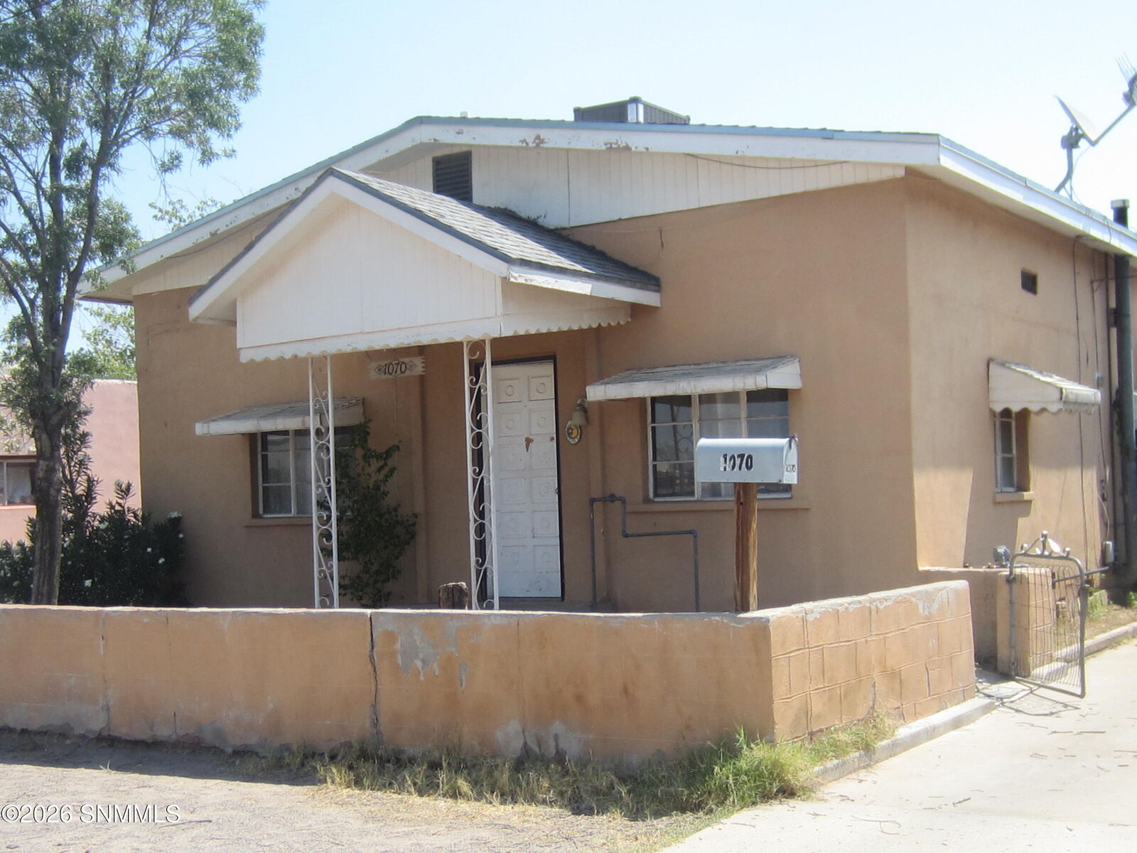 Property Photo:  1070 N Tornillo Street  NM 88001 