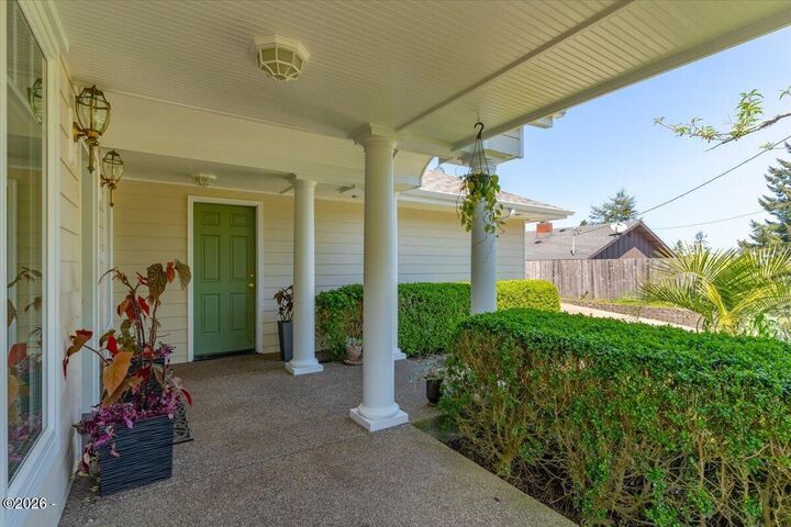 Property Photo:  1331 SE Maple Street  OR 97391 