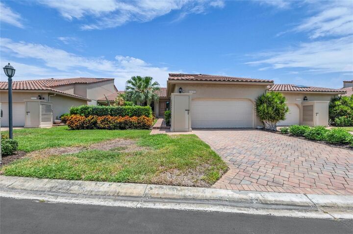 Property Photo:  2350 Harbour Oaks Drive  FL 34228 