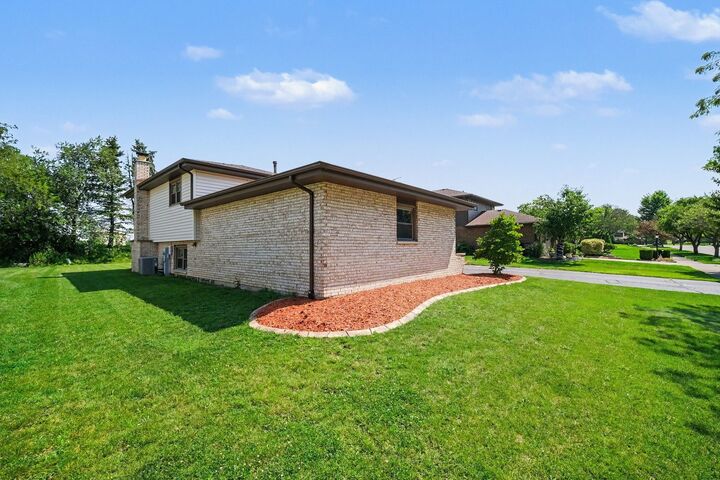 Property Photo:  537 Willow Lane  IL 60401 
