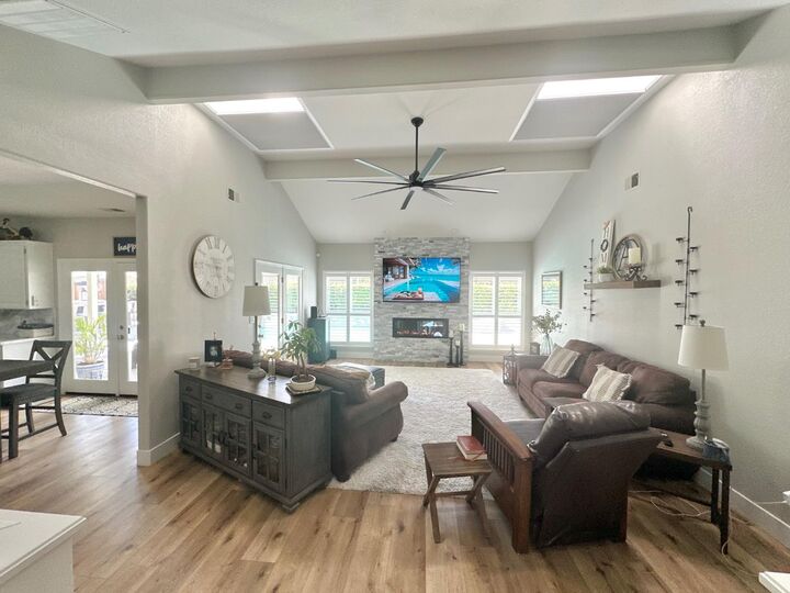 Property Photo: 912 Bogarin Lane CA 95366