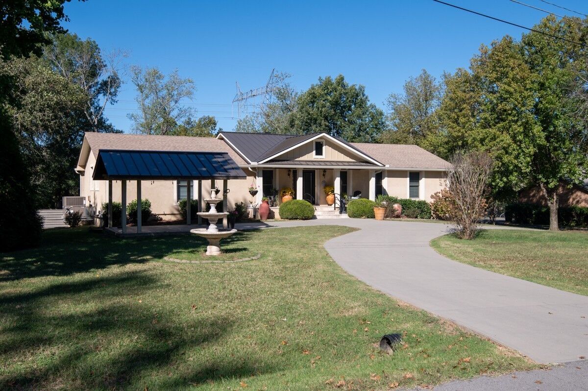 Property Photo:  318 W Lee Etta Dr  TN 37066 