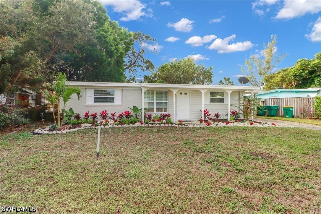 Property Photo: 2140 Harbor Lane FL 34104