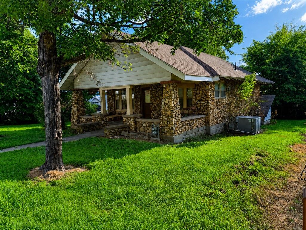 Property Photo:  203 N Walnut Street  MO 64831 