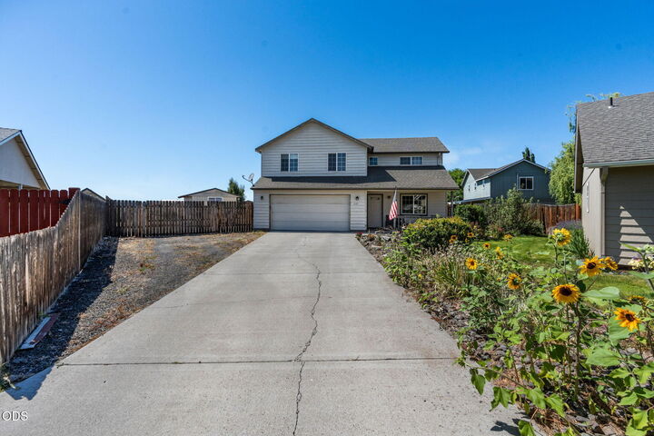 Property Photo: 609 NE Stoneridge Lane OR 97754