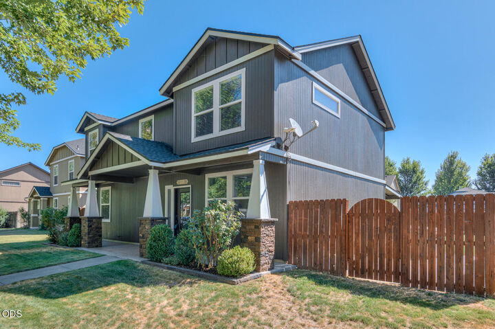 Property Photo: 1320 NE 3rd Street OR 97756