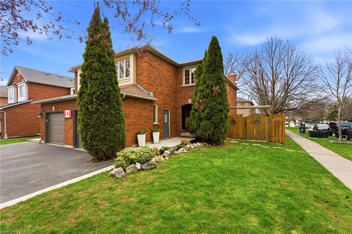Property Photo:  31 Wakefield Lane  ON L8B 0M7 