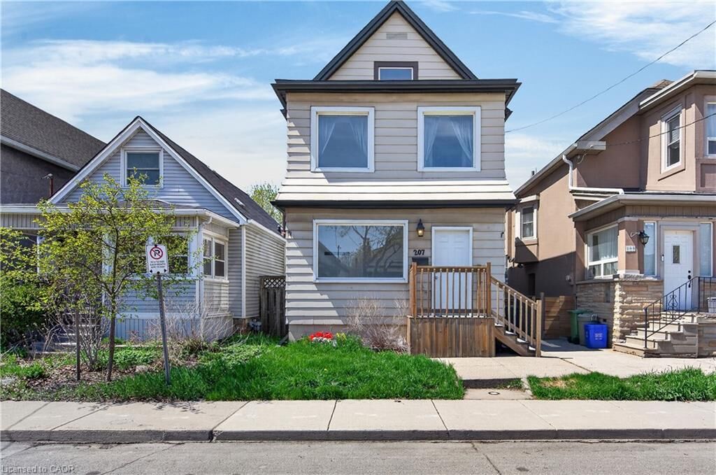 Property Photo:  207 Rosslyn Avenue N  ON L8L 7P8 