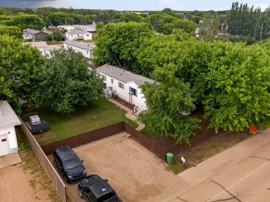 Property Photo:  10714 100 Avenue  AB T0H 2H0 
