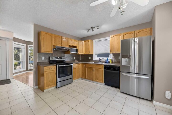 Property Photo:  75 Everglade Drive SE  AB T4B 2E8 